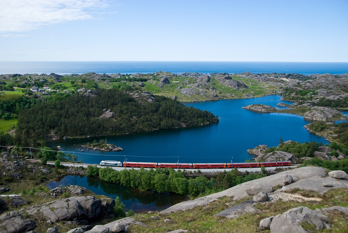 Sørlandsbanen går for det meste langt fra kysten, men fra Egersund til Stavan-ger åpenbarer kystlandskapet seg. Her passerer tog 720 på veg fra Stavanger til Oslo ved Krogavatnet mellom Hellvik og Egersund, med Nordsjøen rett bak.