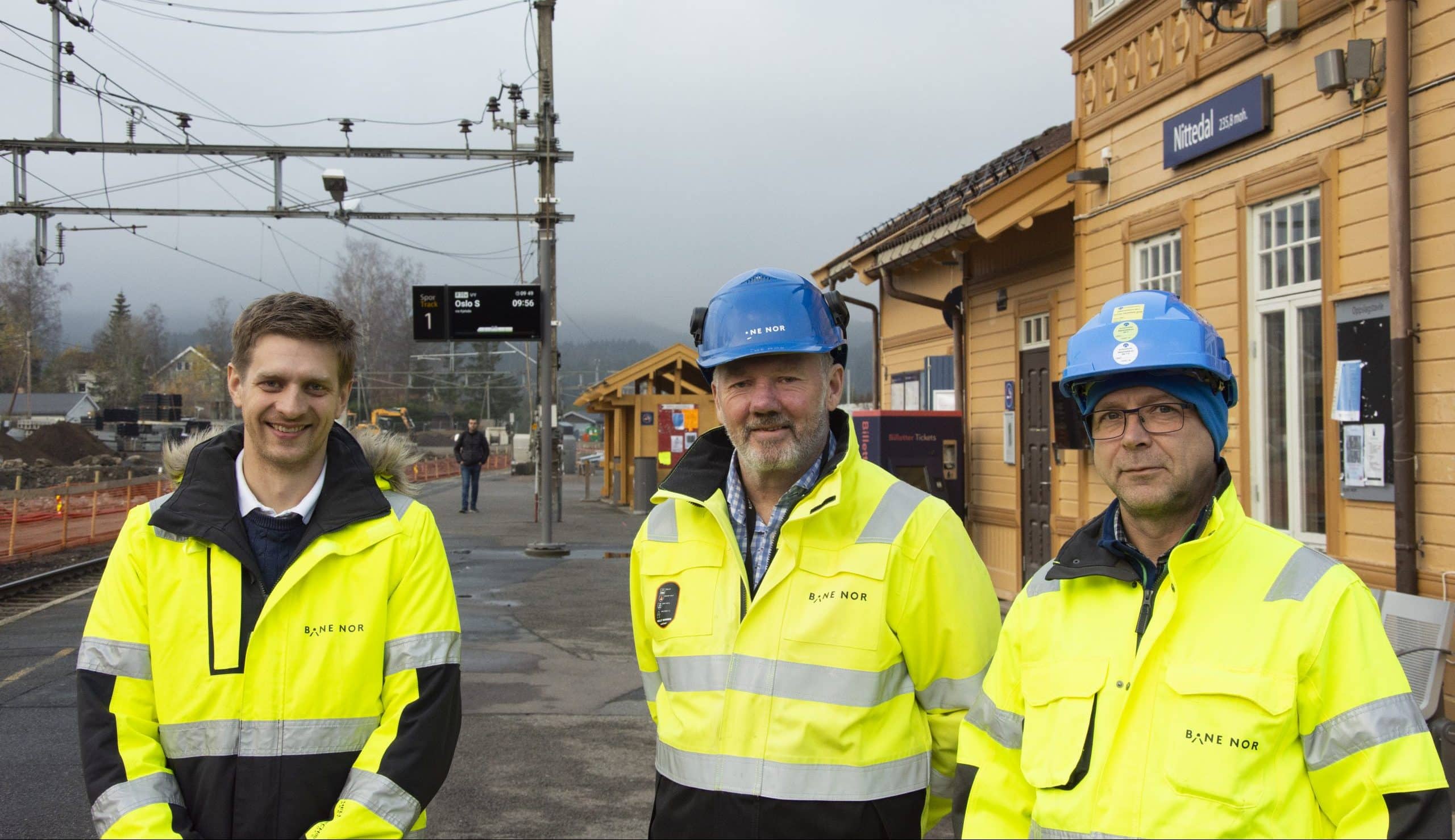 Foto prosjektleder i Nittedal, Tom-Erik Rørheim (f.v.), banesjef Guttorm Moss og prosjektsjef Ivar Olsen i Bane NOR.