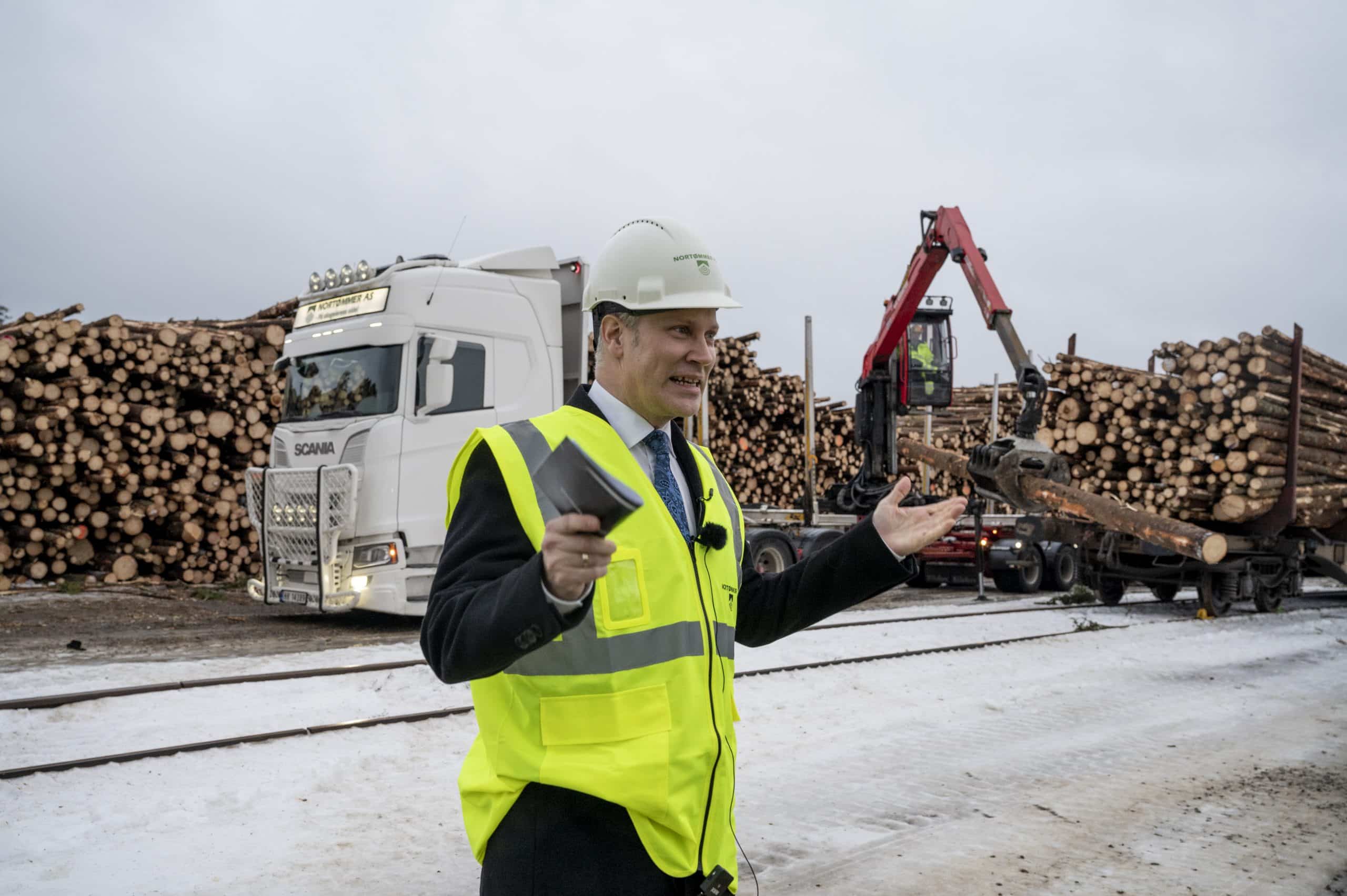 Foto ← SAMFERDSELSMINISTER Jon-Ivar Nygård