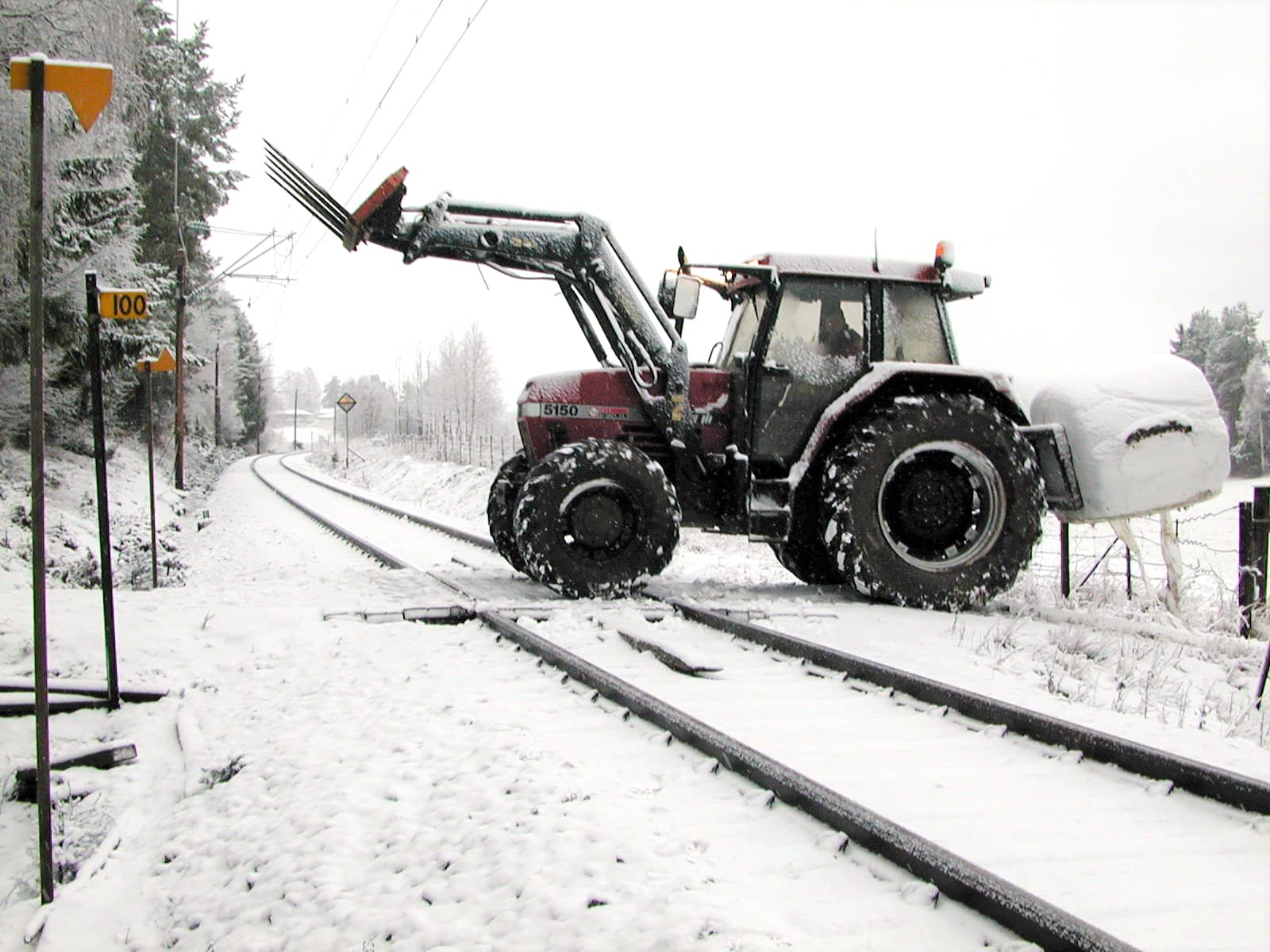 Foto traktor landbruksovergang jernbane
