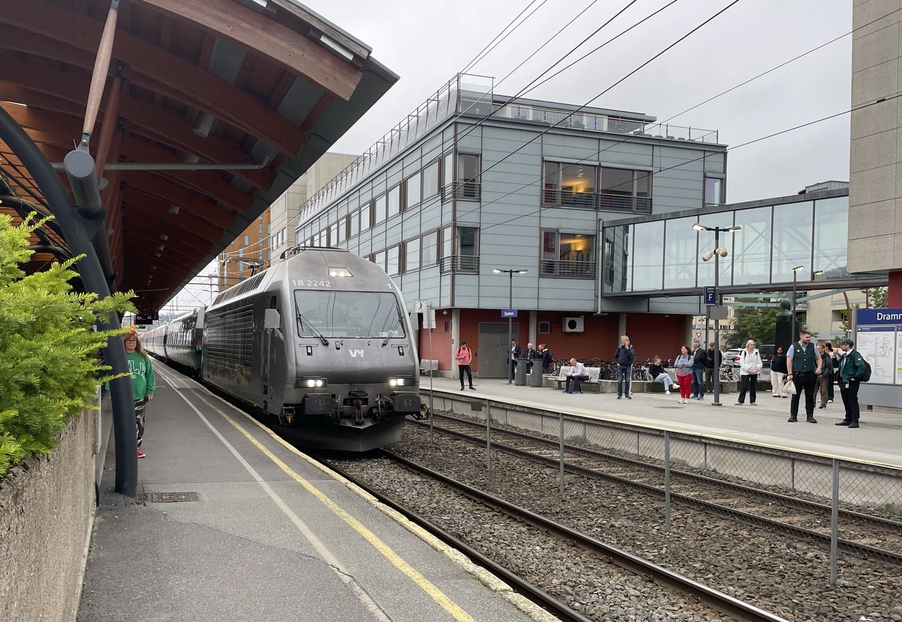 Drammen stasjon med fjerntog til Bergen.