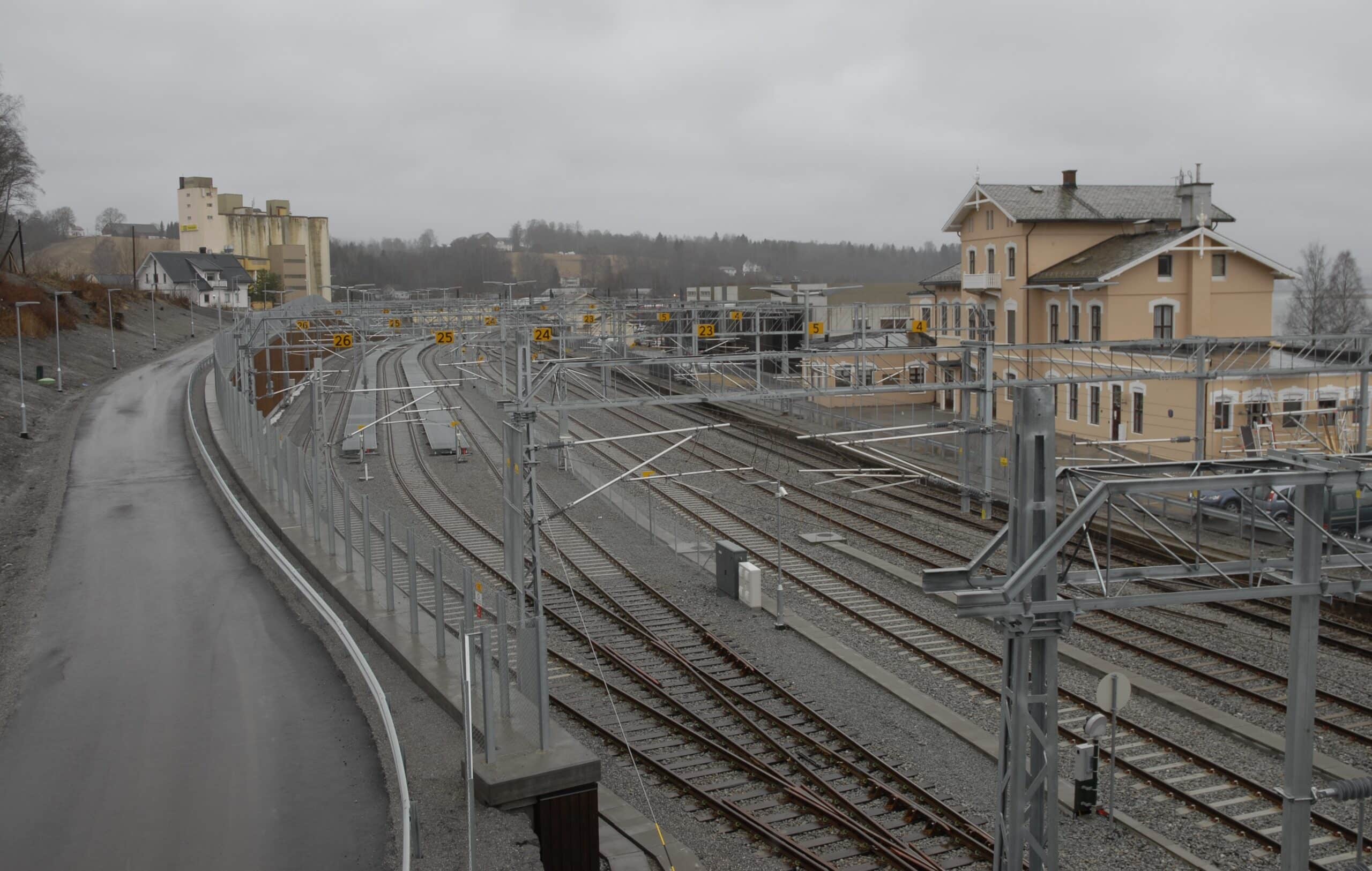 Eidsvoll gamle stasjon med togparkeringsanlegg.