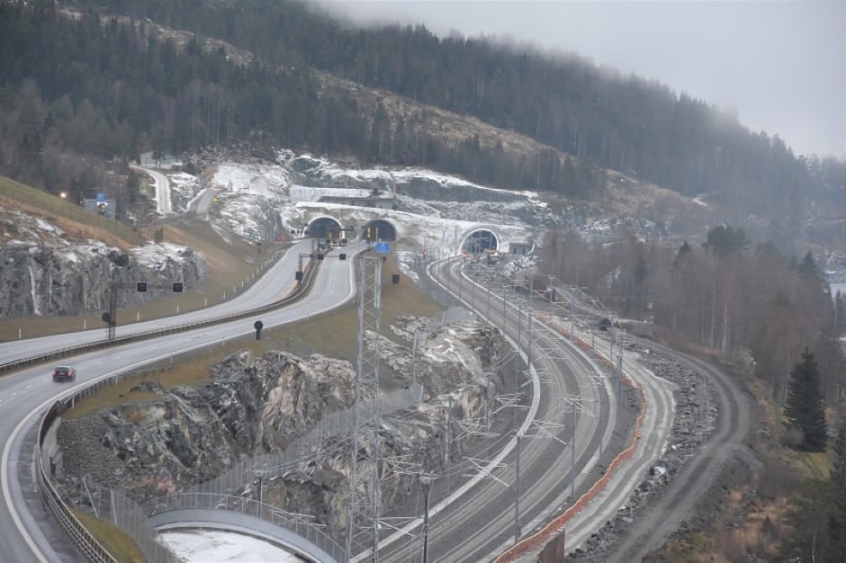 Motorveg og dobbeltspor ved Mjøsa