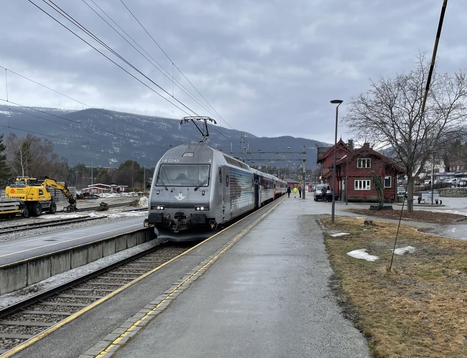 Tog fra SJ på Vinstra stasjon