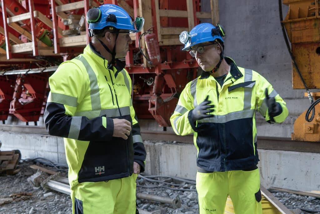 Thor Gjermund Eriksen (t.h) på befaring i Moss i november sammen med prrosjektsjef for prosjektet Sandbukta - Moss - Såstad, Erik Harding Hansen.