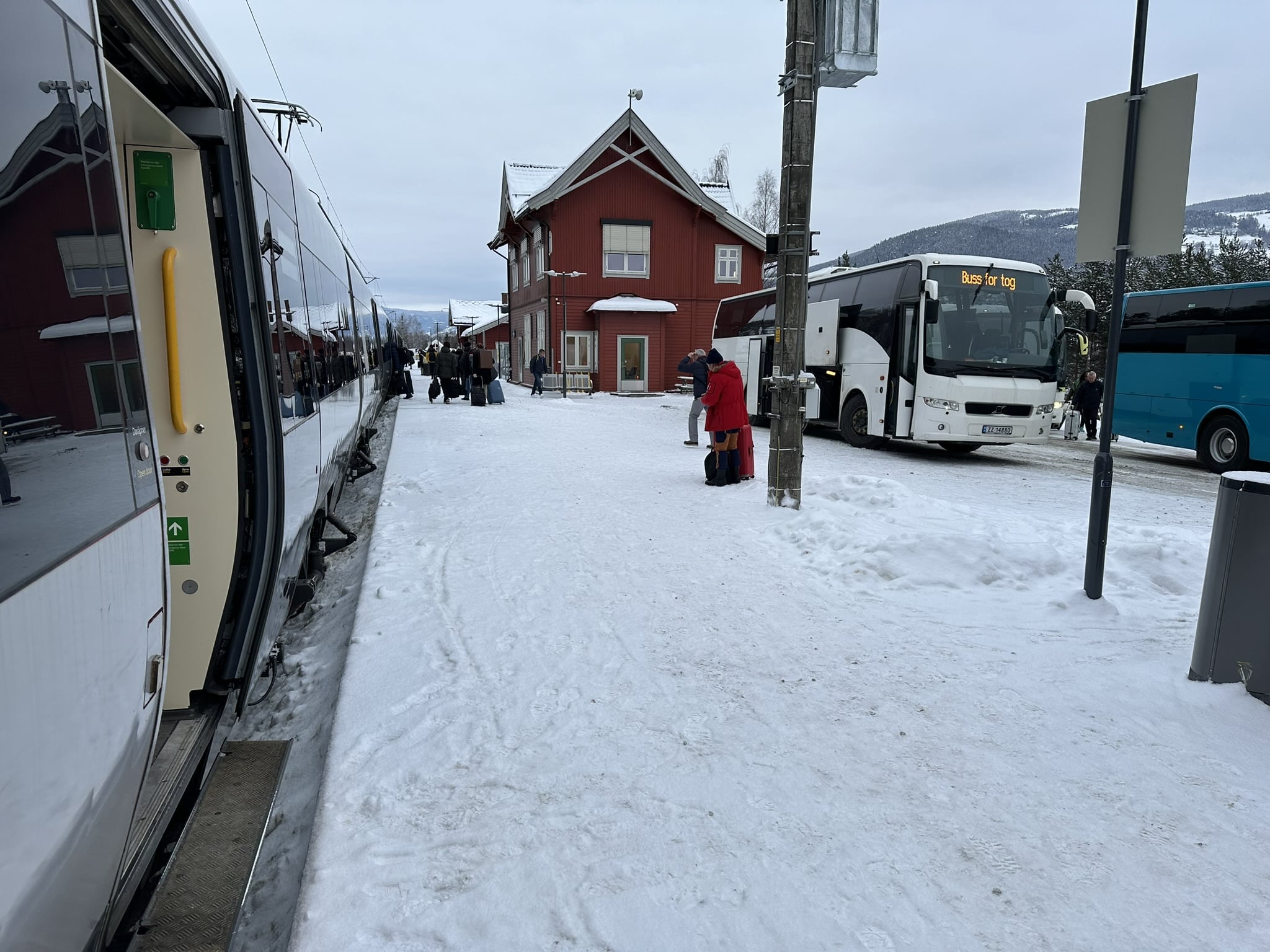 Fåvang stasjon med omstigning til buss Fåvang - Ringebu fra 10. desember 2023.