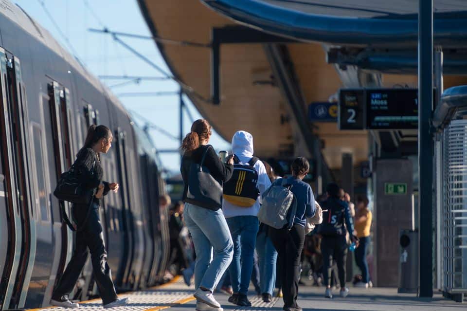 Passasjerer på togstasjon