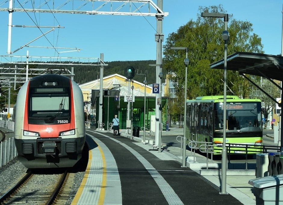 Buss og tog på togstasjon