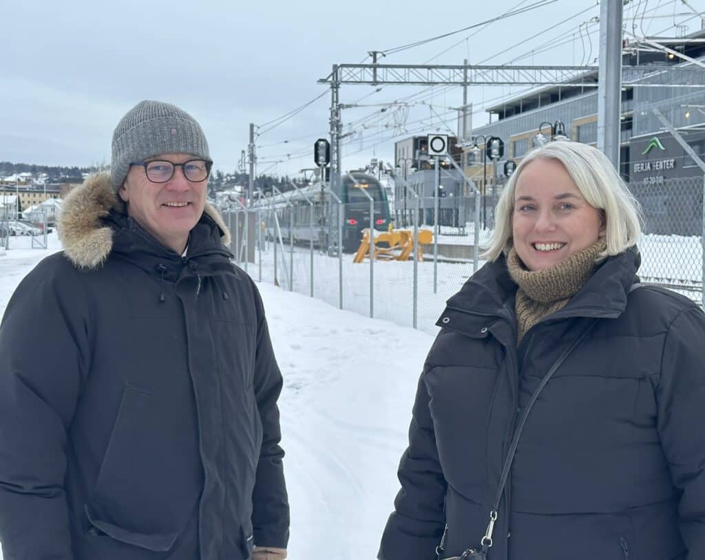 Konsernsjef Tor GjermundEriksen i bane NOR og assisterende jernbanedirektør Marit Rønning er fornøyde med nytt anlegg for togparkering på Kongsberg.