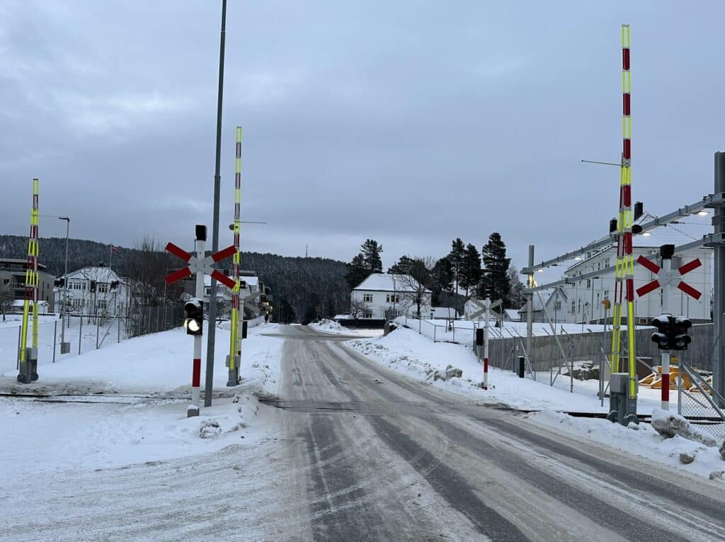 Withs gate planovergang på Kongsberg stasjon, Numedalsbanen.