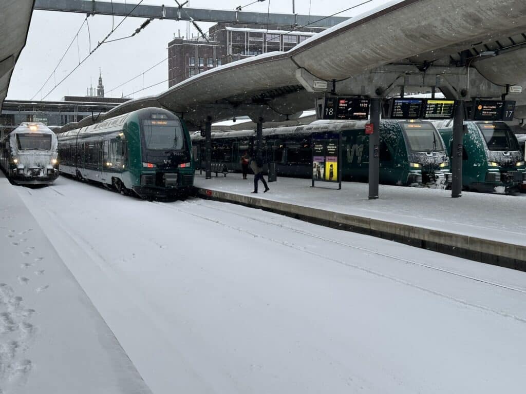 Nesten all togtrafikk på Østlandet ble innstilt i snøværet 17.januar. På Oslo S sto det tog i alle spor.