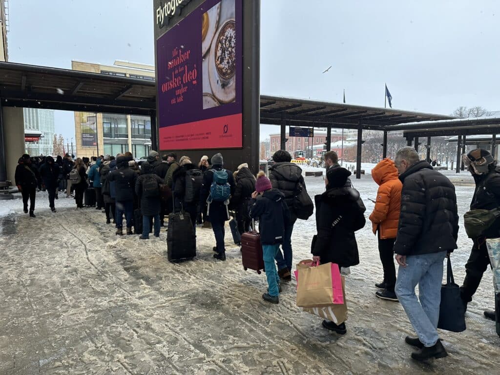 Lange drosjekøer på Oslo S i snøkaoset 17.januar.