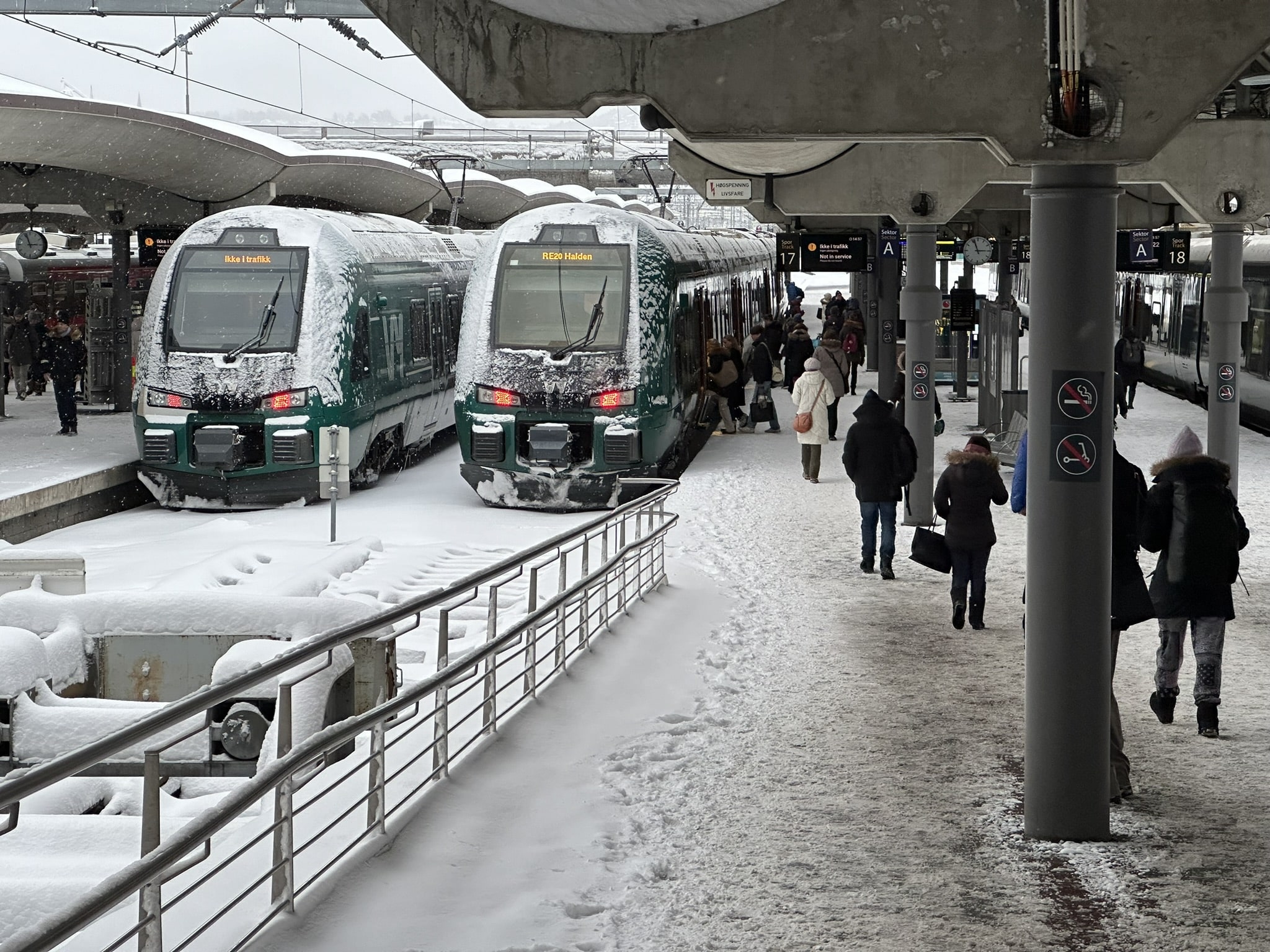 Etter hvert kom togtrafikken i gang på Østfoldbanen.