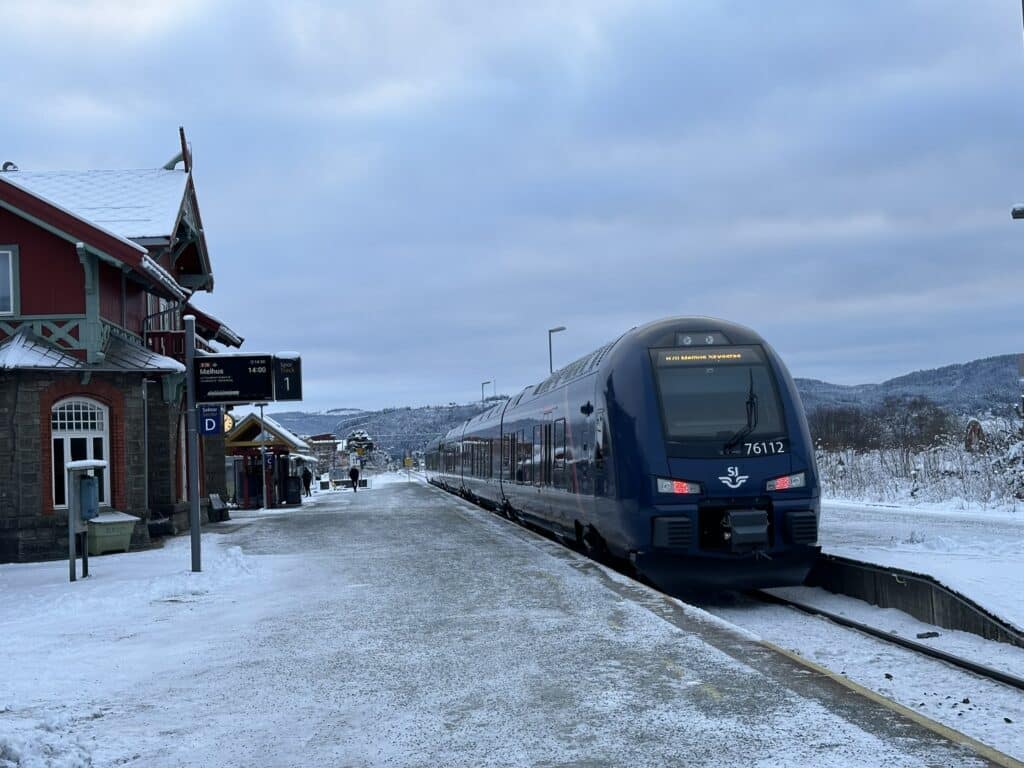 Stjørdal stasjon med SJ regiontog retning Trondheim.