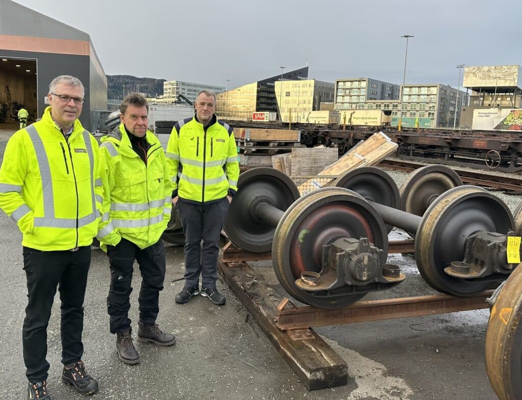 F.v: Kay Frantzen, Pål Martin Rogneslien og John Kenneth Landmark viser fram skadde hjul som er skiftet ut på terminalen i Trondheim.