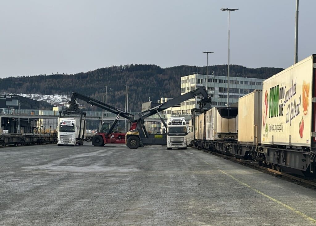 Her lastes dagens nordgående "ASKO-tog" opp på Brattøra godsterminal opp Trondheim.