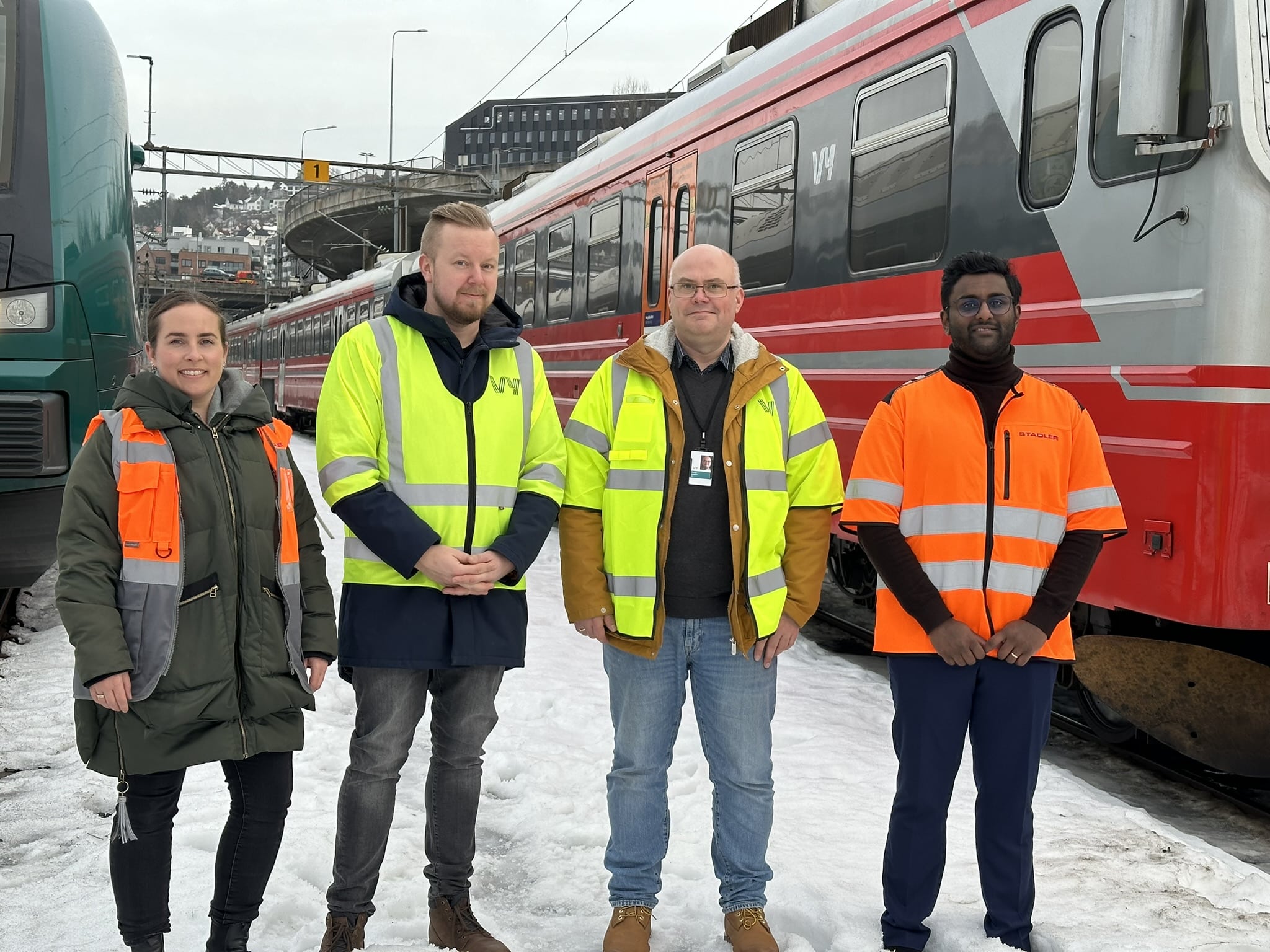 Fv: Siv Westin, Haavard Bakken, Thomas Hauglund fra Vy Tog og Arun Singh fra Stadler mellom togsett av type 75 og 69 i Lodalen i Oslo.