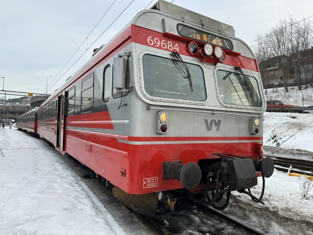 Type 69 er de eldste togene som fortsatt er i trafikk på Østlandet. Togtypen ble utviklet før 1970 og har mange kritiske komponenter under vognene der de er utsatt for snø og is.