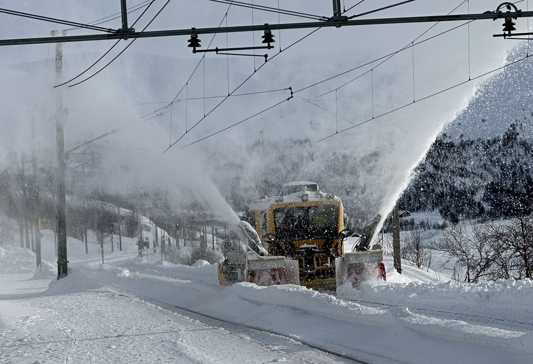 Bane NOR type LT 18 rydder snø på Ustaoset stasjon, Bergensbanen.