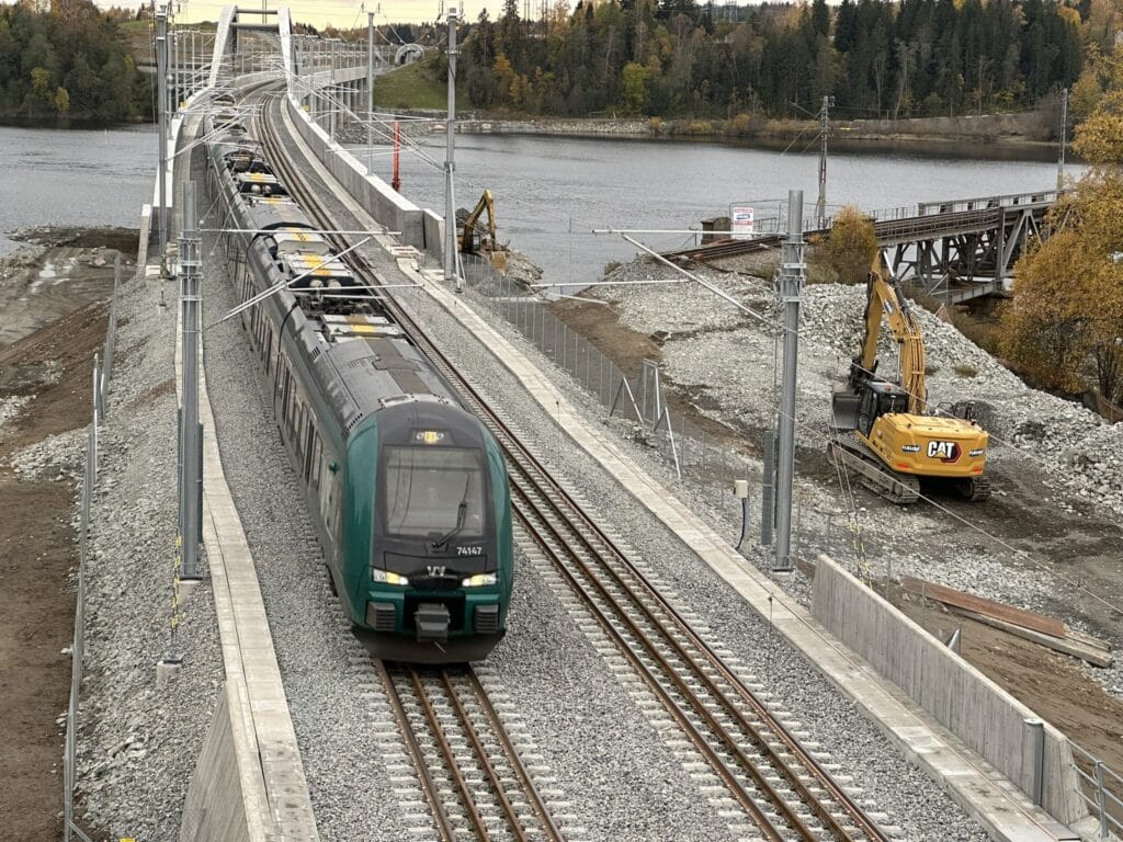 Full fart på nye spor: Vy-tog til Lillehammer på den nye Minnevika bru som åpnet sist høst.