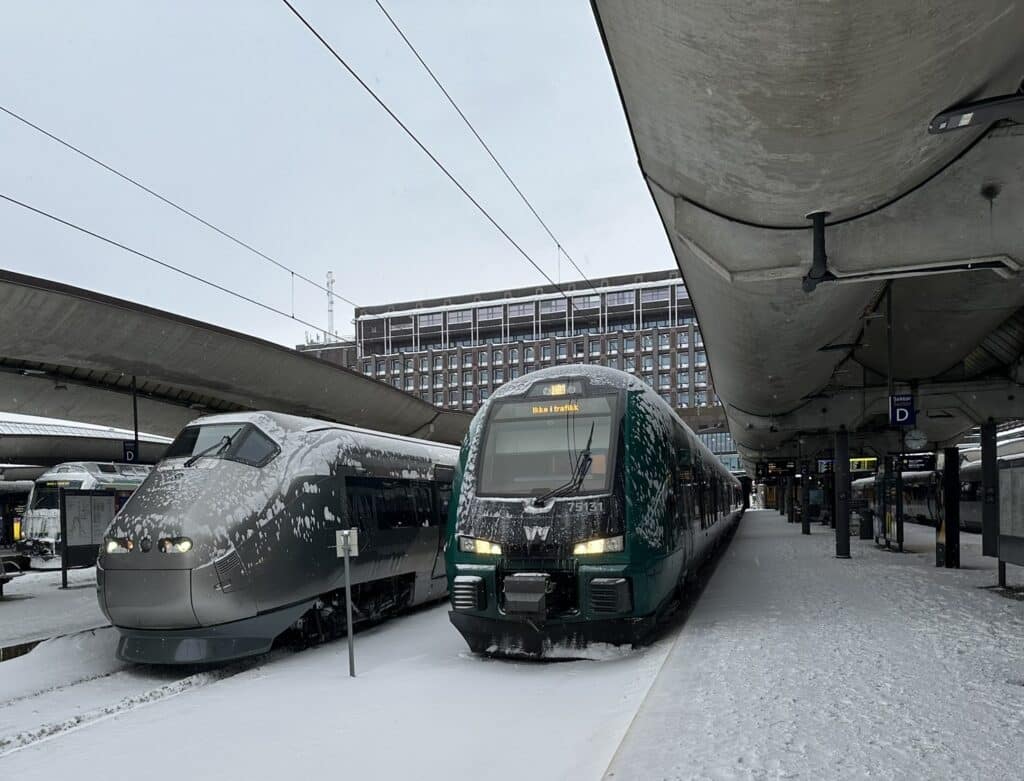 Flytog og Vy-tog på Oslo S...