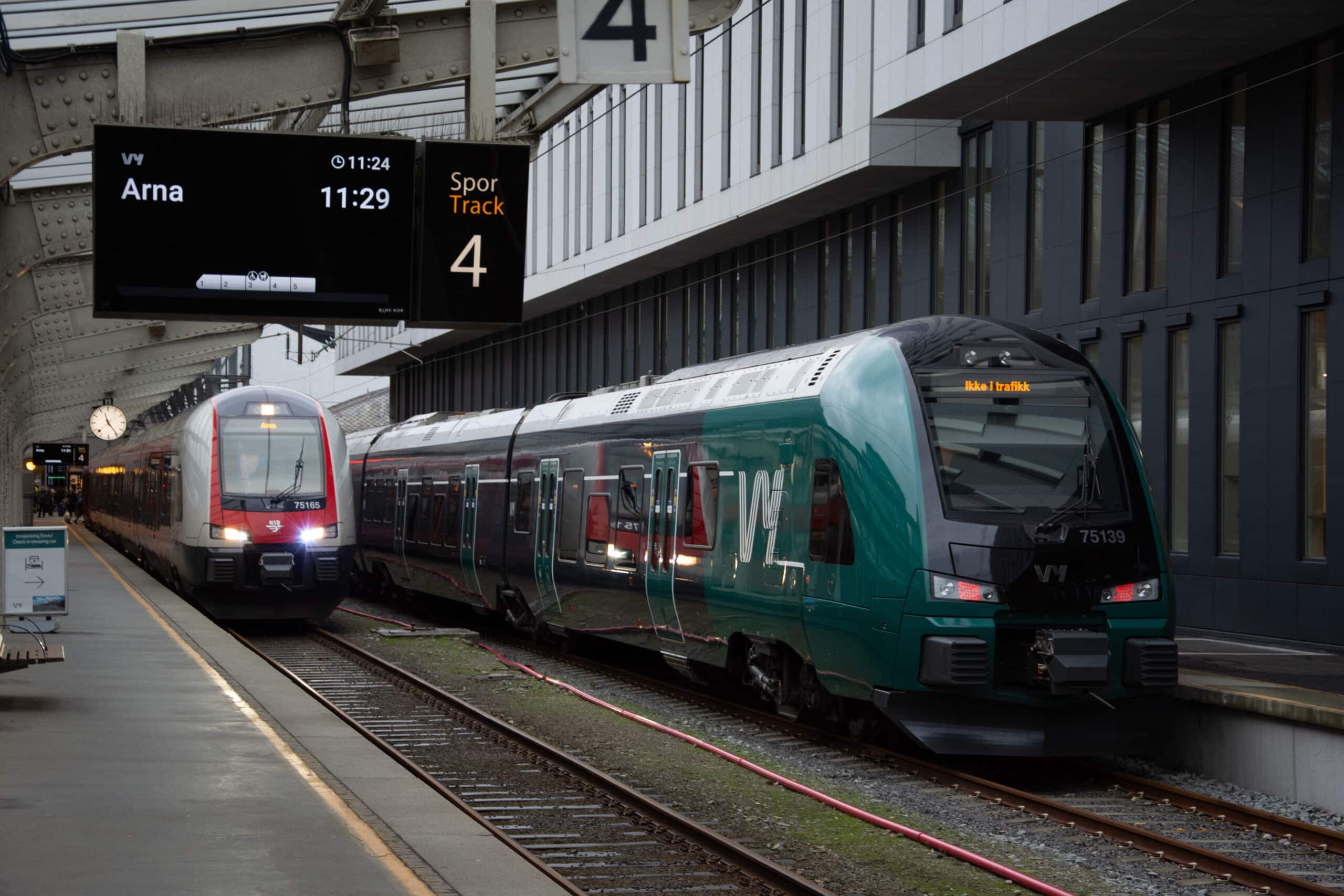 Tog på Arna stasjon