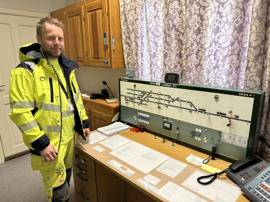 Velbrukt: Espen Solberg viser det gamle stillverkspanelet på Jaren stasjon som betjenes av en trafikkstyrer. Sikringsanlegget på Jaren er fra 1963.