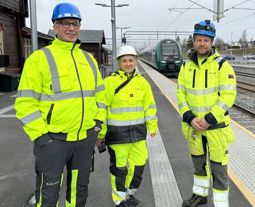 Roa - Gjøvik blir første strekning i Norge med ERTMS i ordinær drift. Snart er alt klart, sier fra venstre Kjell Holter, Hedda Nossen og Espen Solberg i Bane NOR.