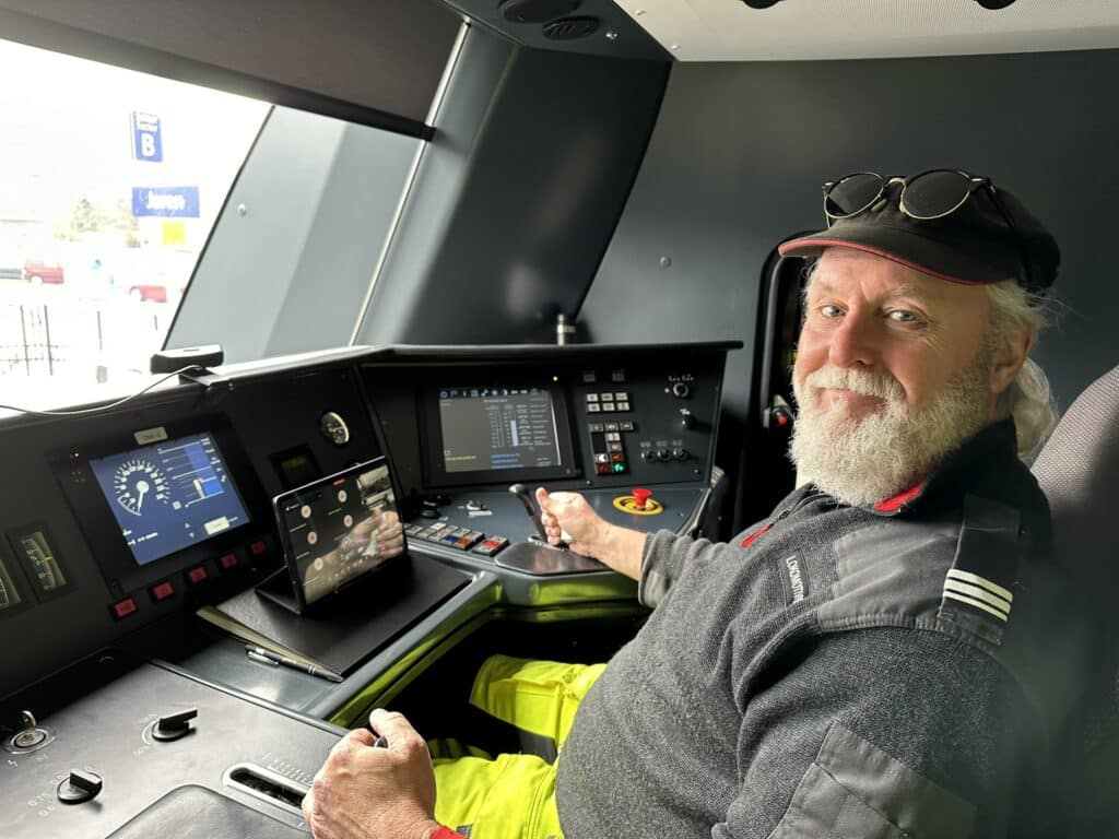 Lokfører Ingvald Ramsrud fra Vy tester ut ERTMS på Gjøvikbanen. I august skal han delta i opplæringen av førerne på Gjøvikbanen i det nye signalsystemet.