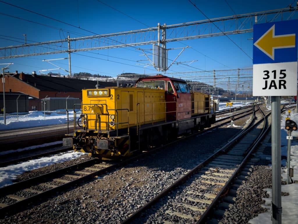 Med ERTMS er det ikke lenger signallys ute langs sporet. All informasjon vises i stedet på en skjerm i førerhuset. Disse skiltene med gul pil angir hvor tog skal stoppe.