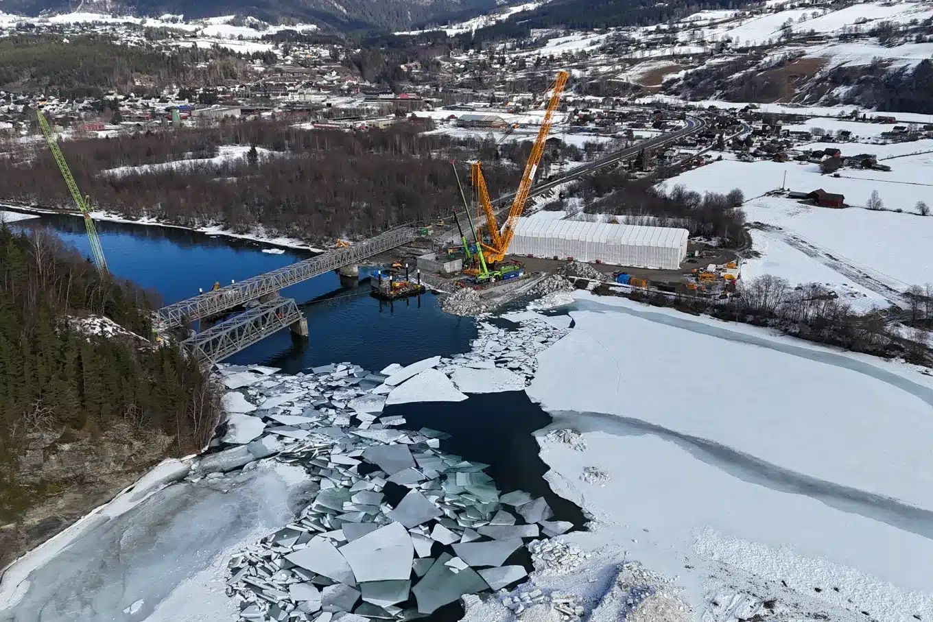 I månedsskiftet april - mai skal brua løftes på plass på nye fundamenter ved Randklev. Foto: Sjøentreprenæren AS