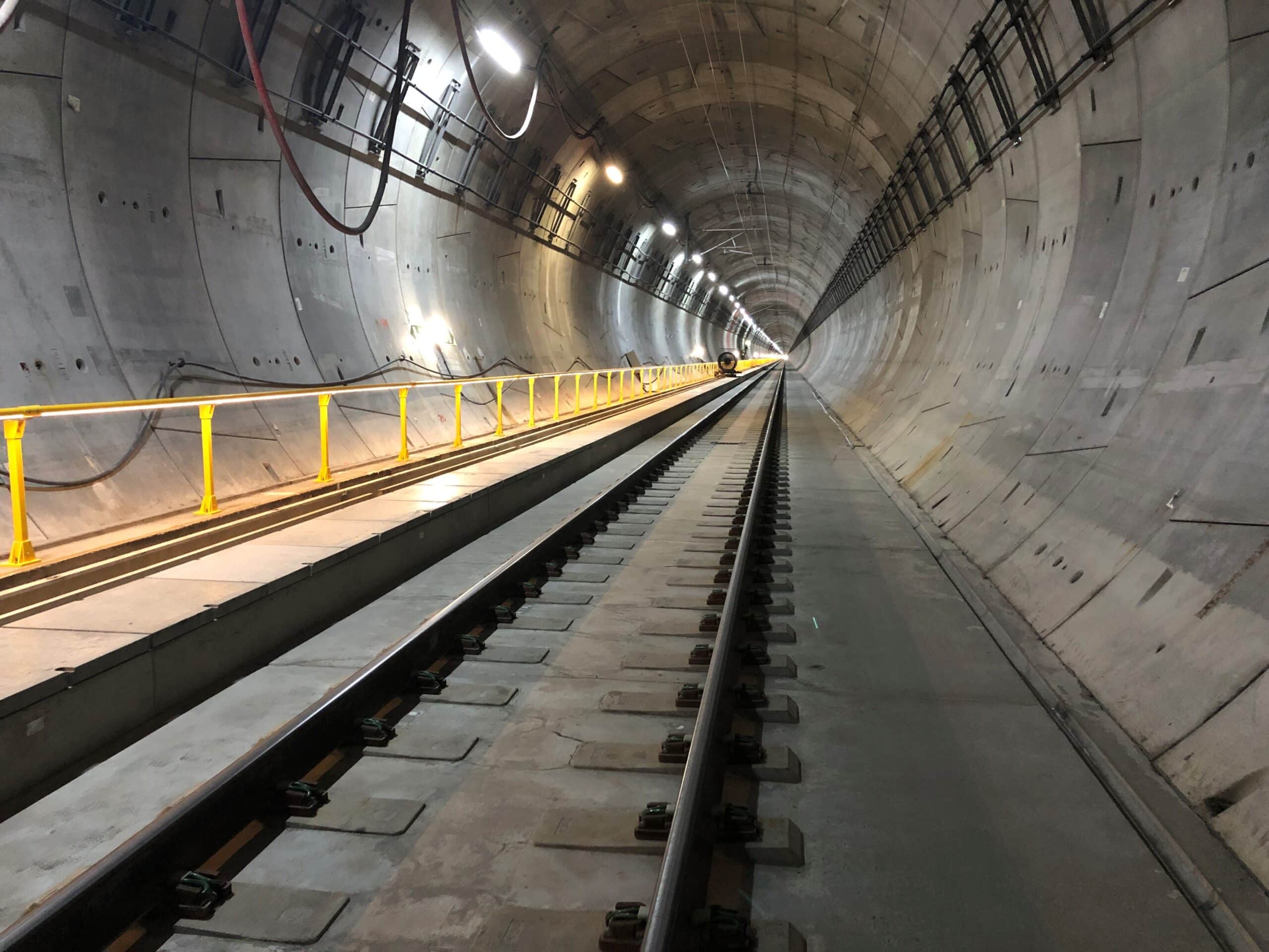 Blixtunnelen har to tunnelløp, og arbeidene vil gjennomføres i ett løp om gangen slik at togene hele tiden kan benytte tunnelen i en retning.