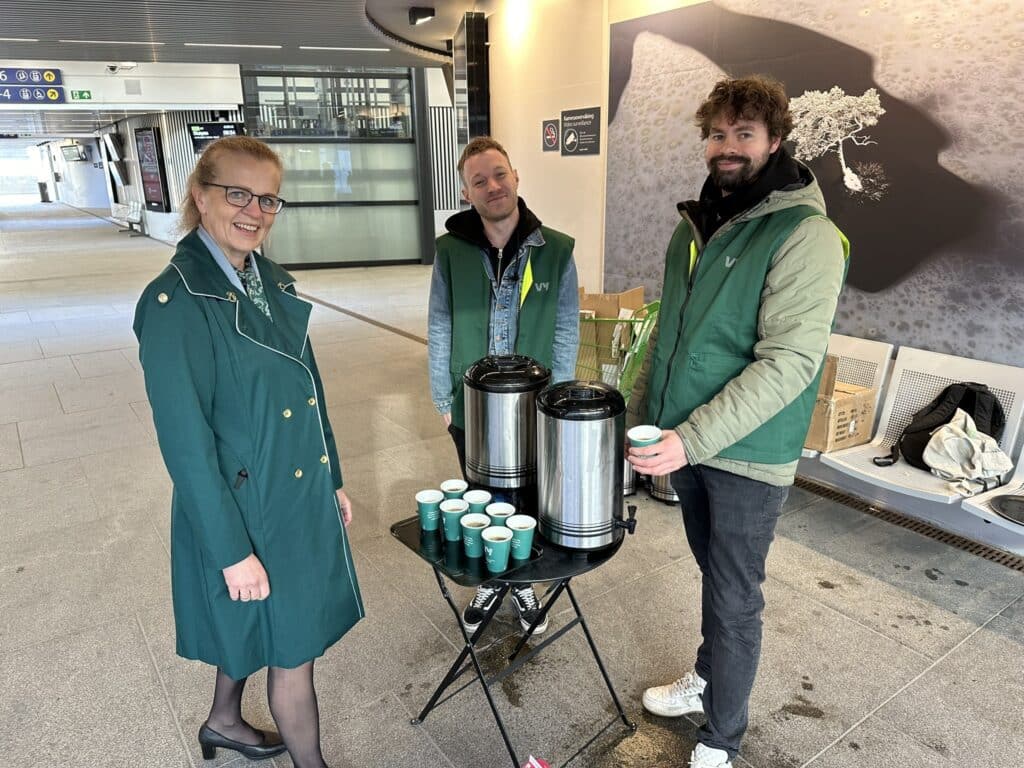 Margareth Nordby-Kringli delte ut kaffe tilpendelerne på Ski stasjon sammen med kundeveilederne på første dag med arbeider i Blix-tunnelen.