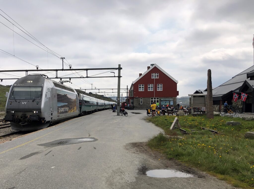 Om sommeren er Finse og sykling på Rallarveien et viktig reisemål langs Bergensbanen. 