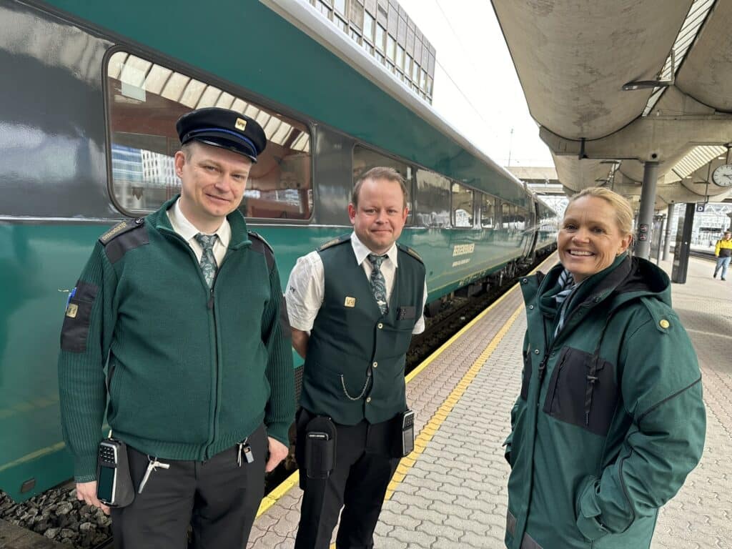 Konduktørene Nils Håkon Sandersen (t.v) og Christian Hovland ser fram til en travel sommersesong på Bergensbanen. Nå øker vi også både talle på avganger og kapasiteten i togene, sier direktør i Vy Tog Vest, Yvonne Torgersen Hetlevik