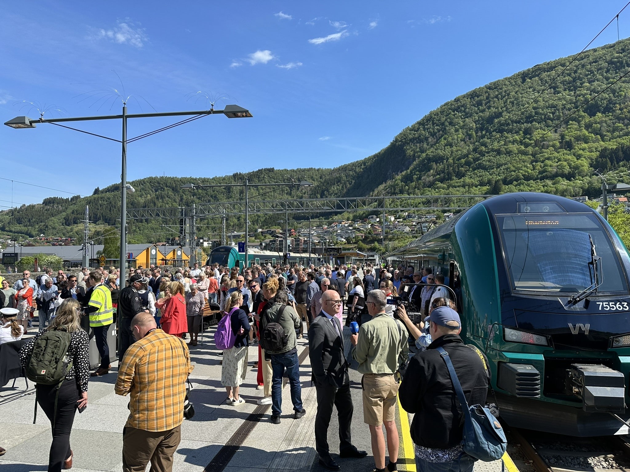 14.mai 2024 ble det nye dobbeltsporet Bergen - Arna åpnet. Begivenheten ble markert med et større arrangement på nye Arna stasjon.
