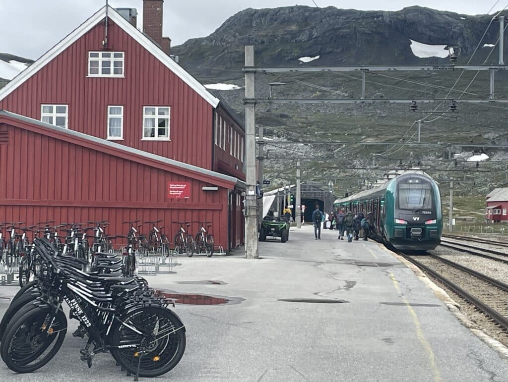 Flere av regiontogavgangene på Vossebanen kjøres helt opp på høyfjellet i sommersesongen for å avlaste fjerntogene.