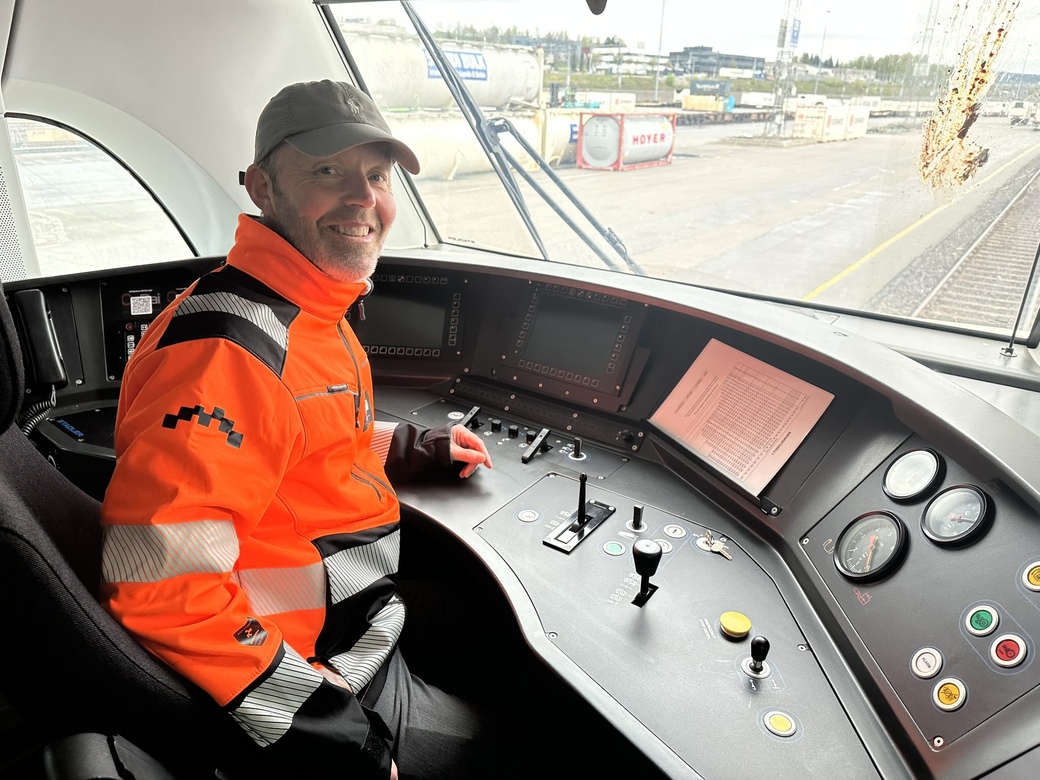 Henning Aandal og Onrail er fornøyd med fulle tog på Raumabanen i oppstarten. Nå håper han også på flere nye kunder.