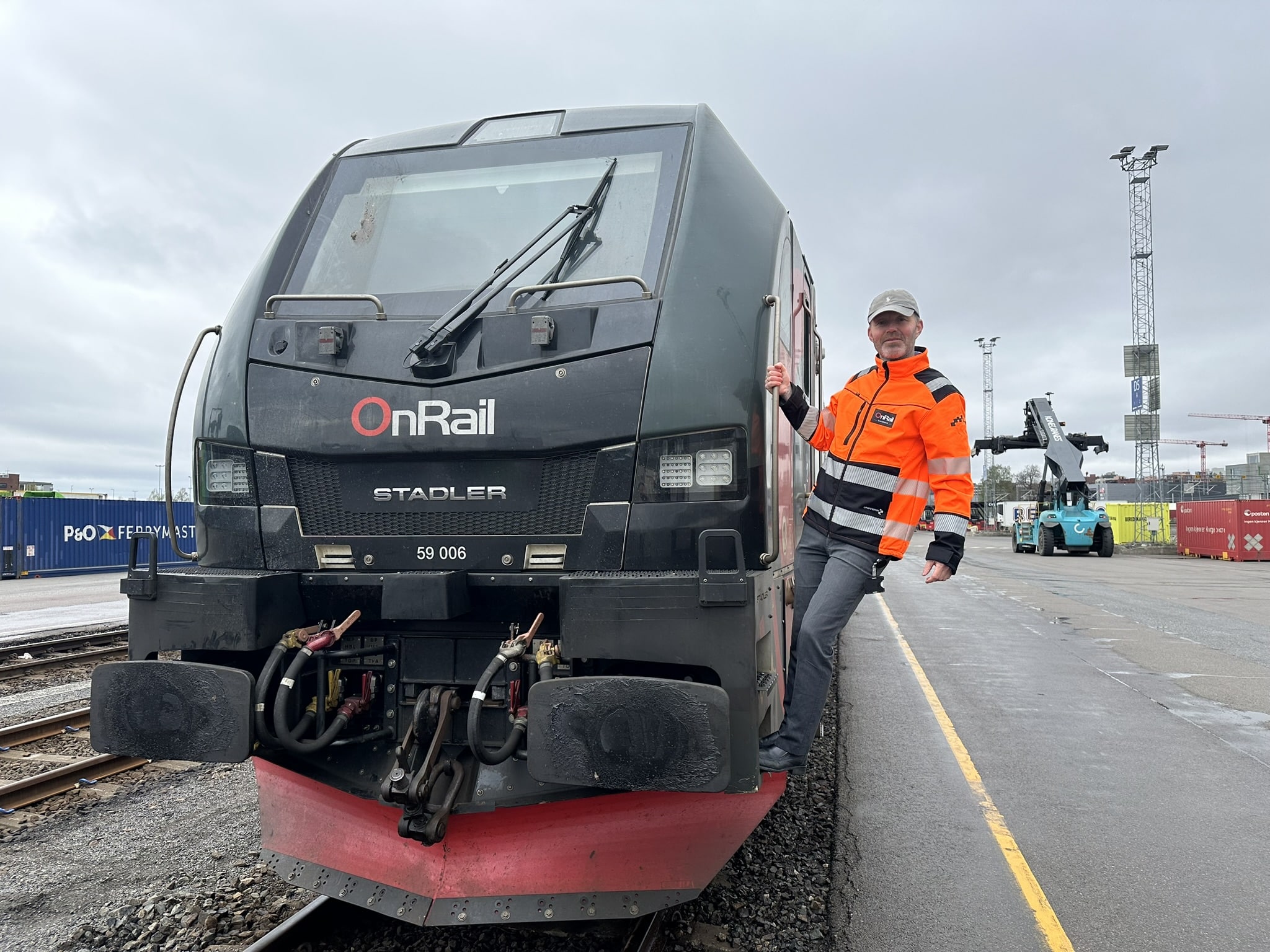Gründer og OnRail-sjef Henning Aandal starter opp igjen med godstrafikk på Raumabanen for tredje gang.