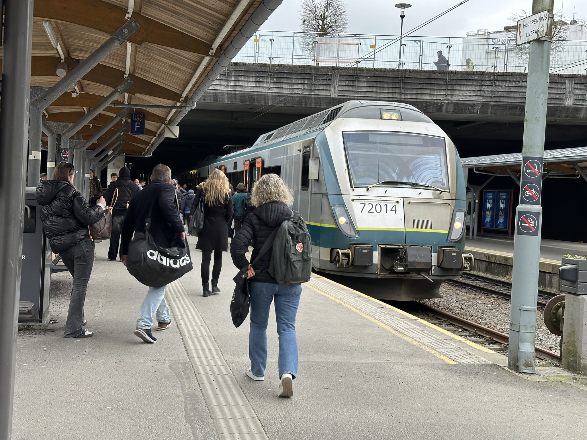 Folk strømmer til togene på Jærbanen.