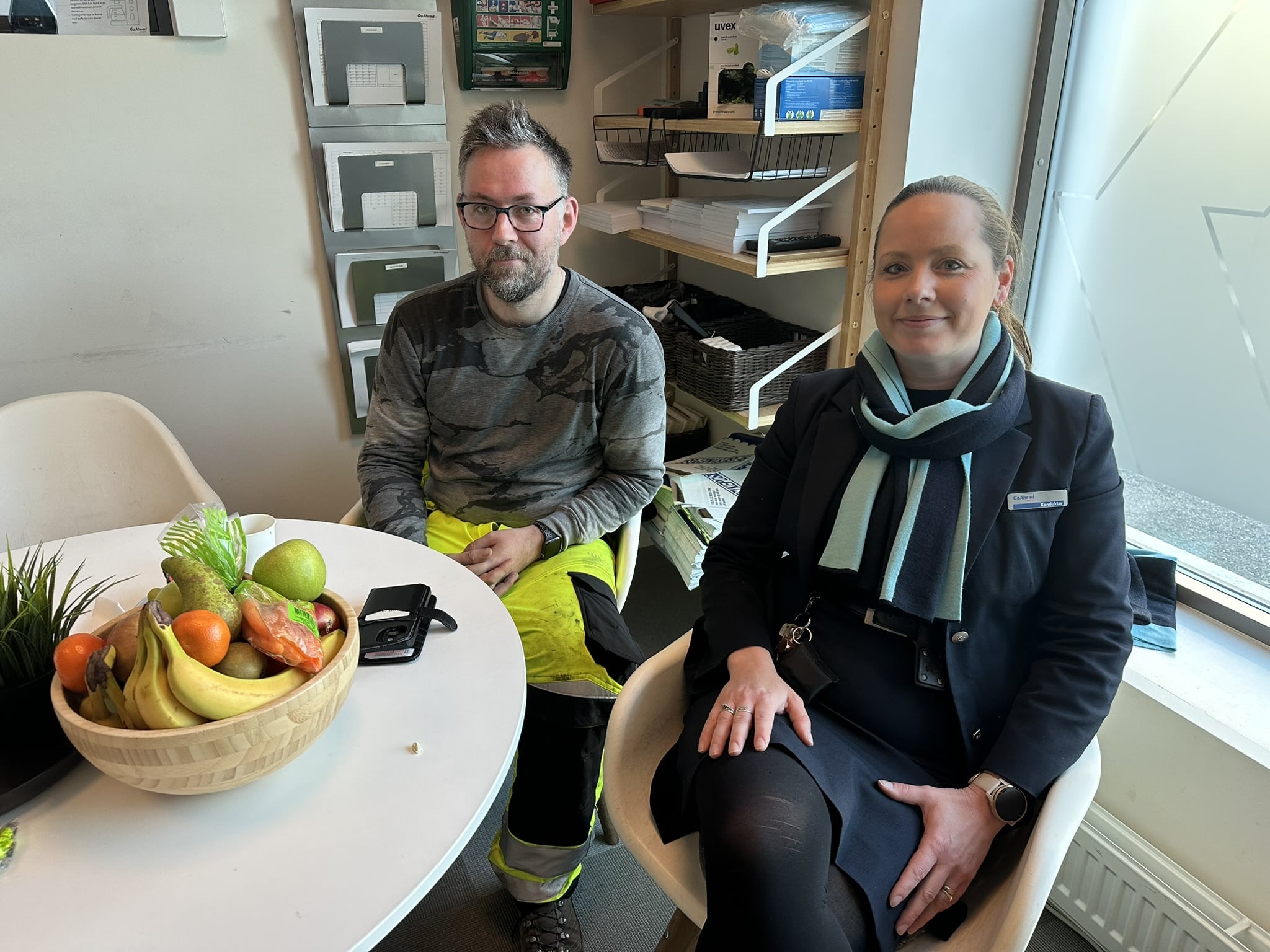 Konduktørene Magnus Cornette og Henriette Øglænd merker godt at det kan bli trangt på toget i rushtidene.