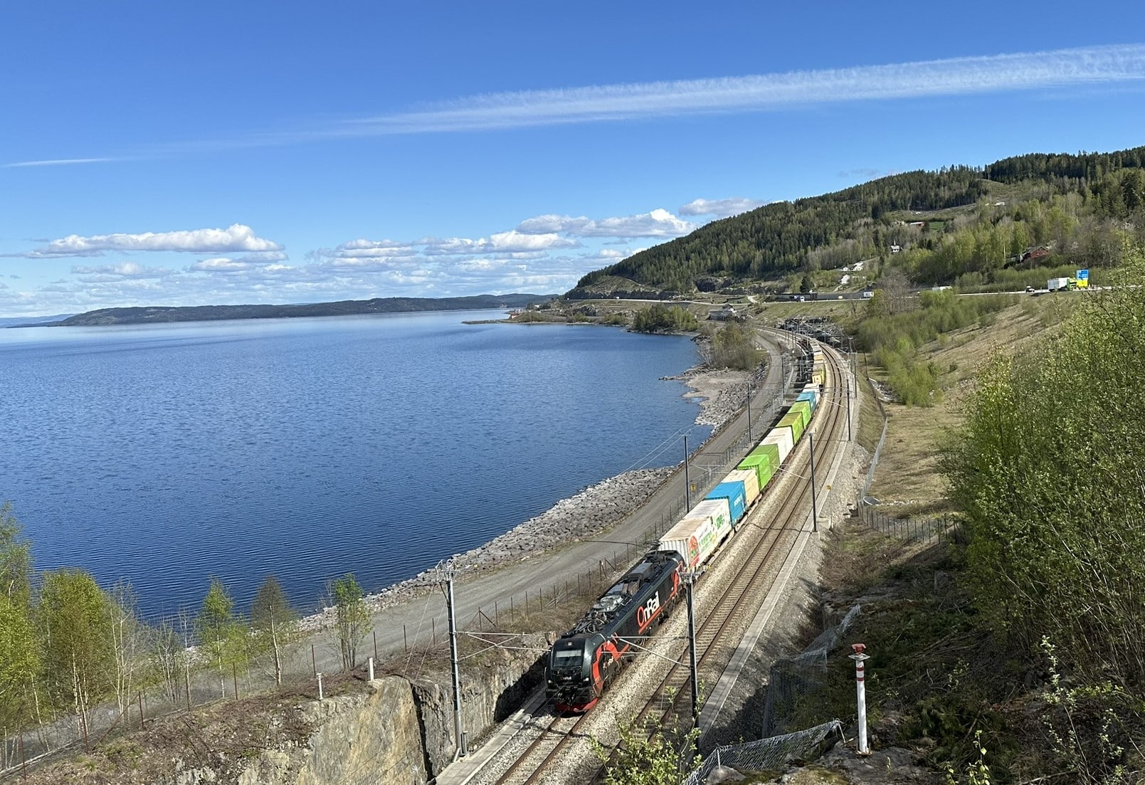 Snart framme: Godstog 5902 fra Åndalsnes på dobbeltsporet langs Mjøsa.