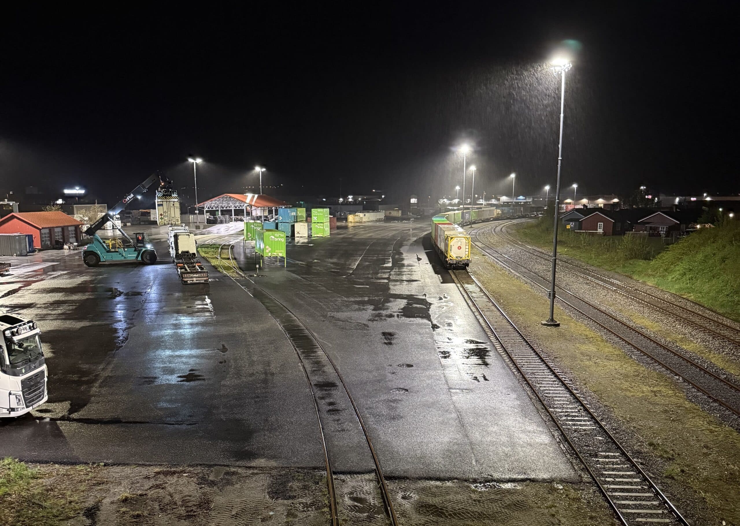 Aktivitet: Enda en gang har terminalen i Åndalsnes gjenoppstått. Her lastes og losses godstogene før videre distribusjon ut til kundene med bil.