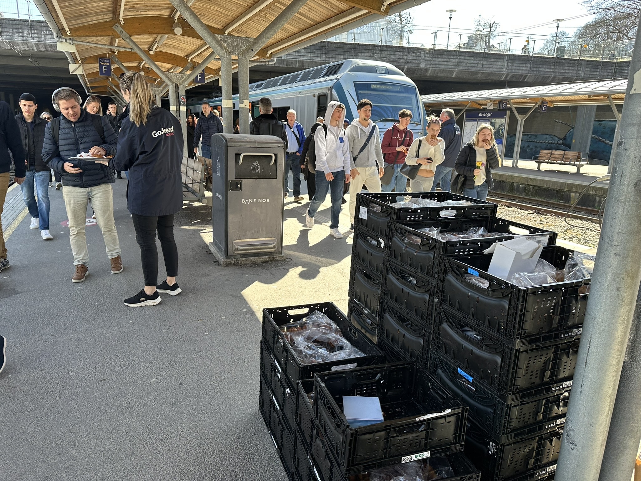 Kundepleie: En dag i måneden deler Go-Ahead ut kanelboller i rushtiden på ettermiddagen.