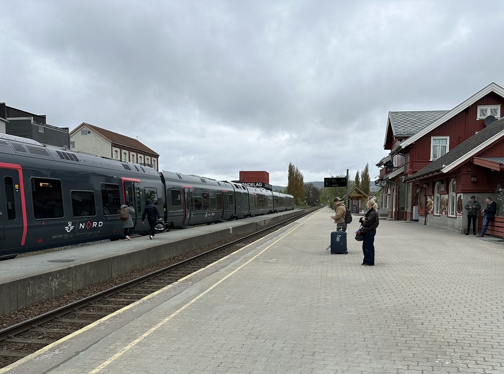 Verdal er en av flere viktige stasjoner på Trønderbanen som nå moderniseres med nye plattformer og bedre tilgengelighet.