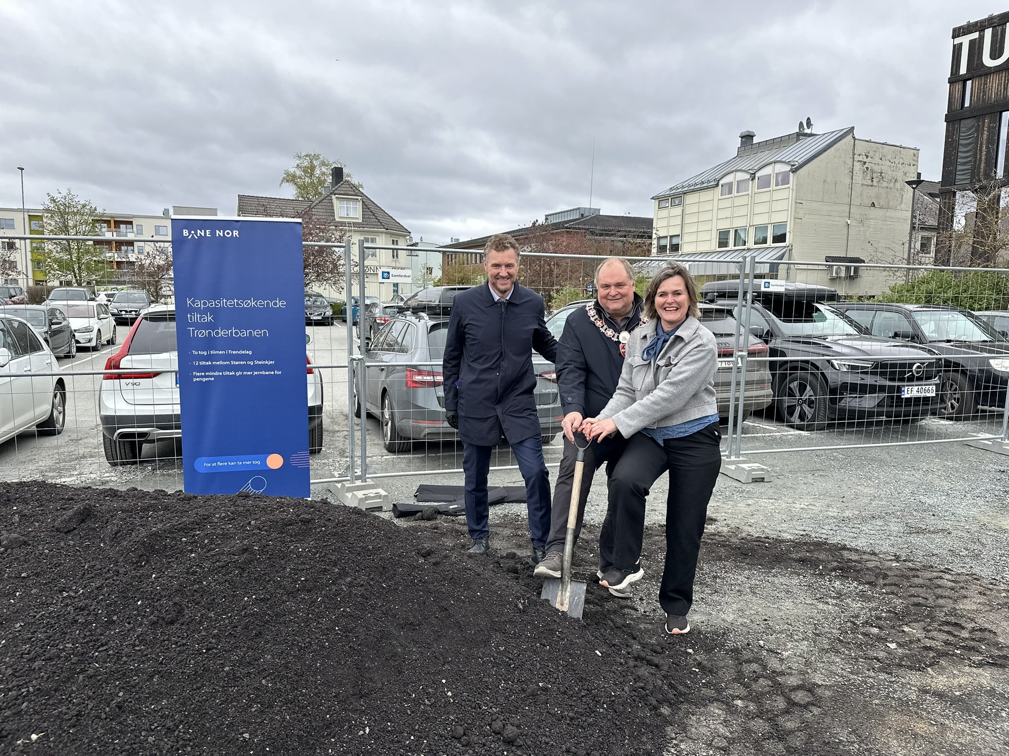 Første spadetak for flere tog på Trønderbanen. Fra venstre fylkesordfører Tomas Iver Hallem (Sp), ordfører i verdal: Knut Snorre Sandnes (H) og statsekretær Cecilie Knibe Kroglund i Samferdselsdepartementet.