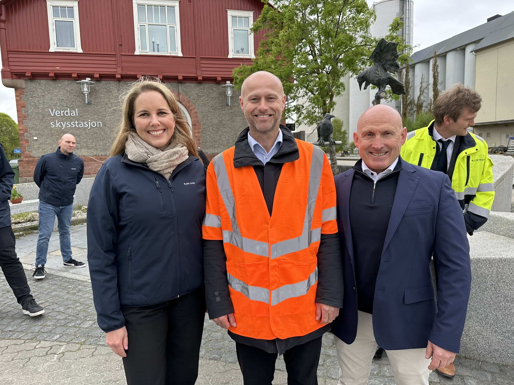 Prosjektsjef Ingunn Skaufel i Bane NOR, daglig leder Robert Skjervstad i Aarsleff anlegg og prosjektdirektør i Bane NOR midt og Nord Per Vilnes er glade for anleggsstarten på Trønderbanen.