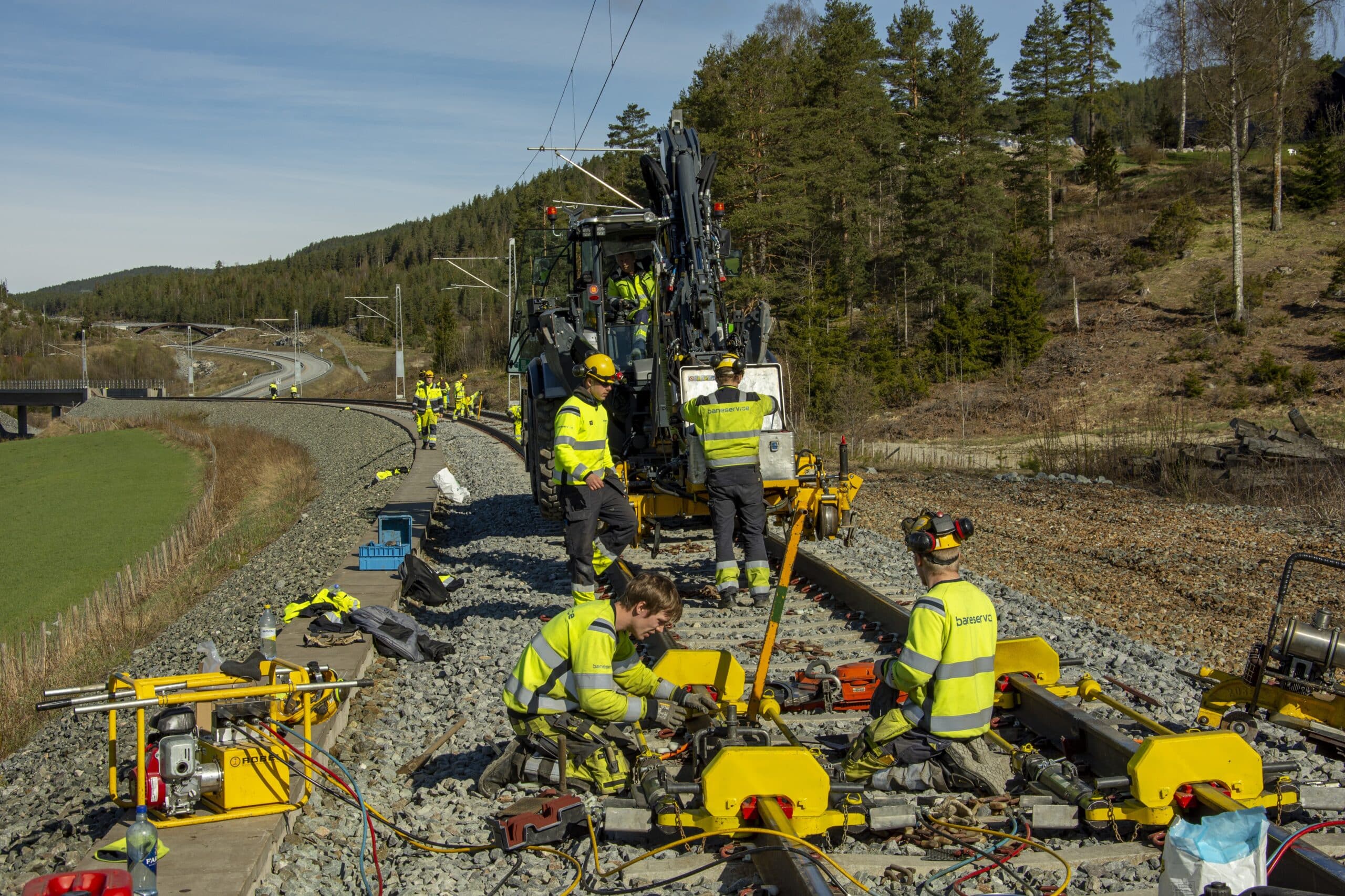 Økt satsing på vedlikehold og fornyelse styrker også beredskapen. Arbeid med sporet etter rensing av ballast på Bergensbanen.