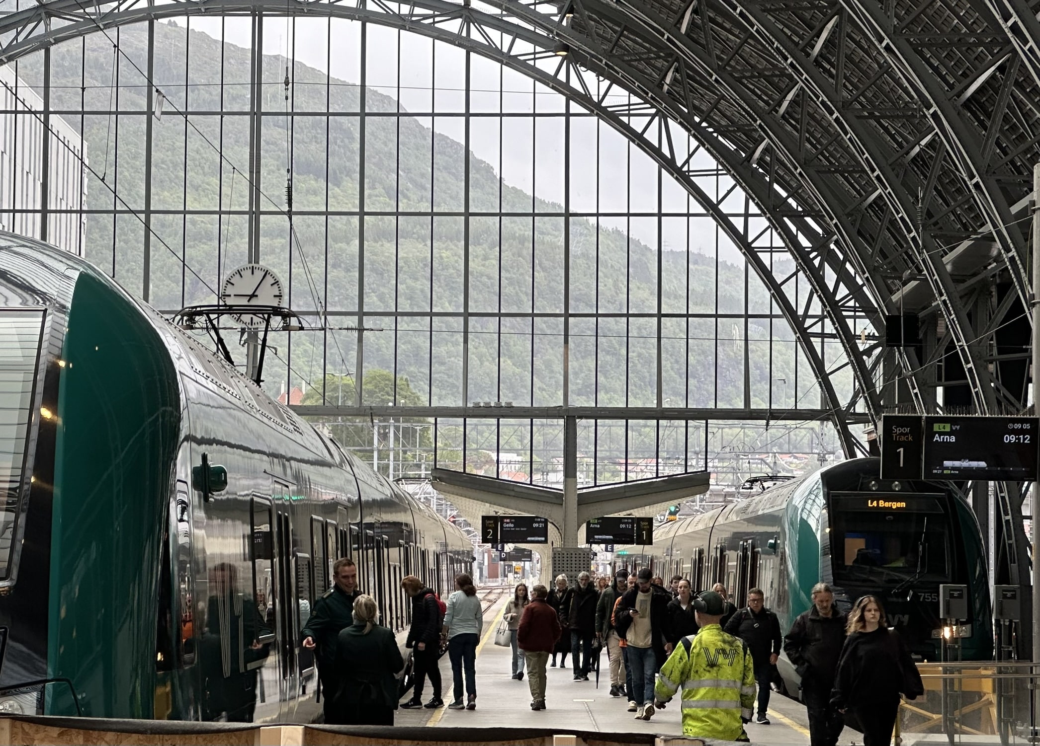 Pendlarar den eine vegen og turistar den andre set sitt preg på Vossebanen.