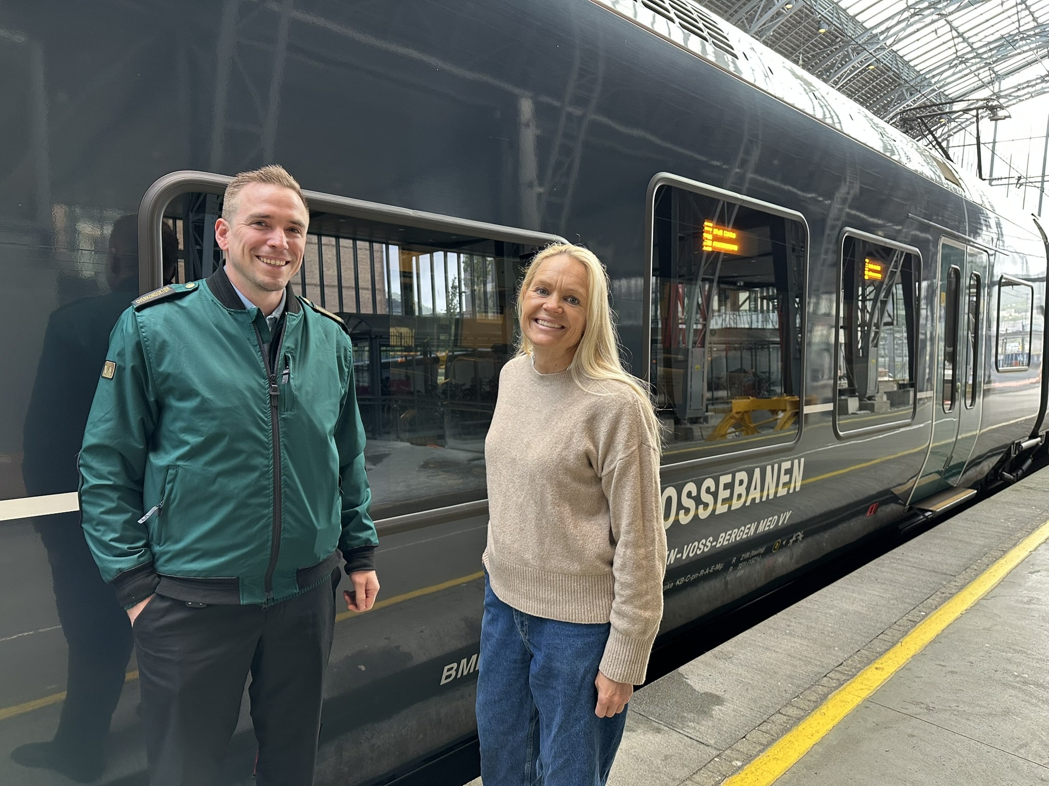 Konduktør Jørgen Totland og direktør Yvonne Torgersen Hetlevik i Vy Tog Vest er nøgde med trafikken på Vossebanen.